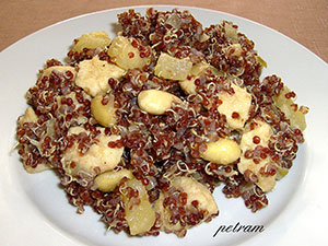 recept Červená quinoa s ananasem, mandlemi a kuřecím