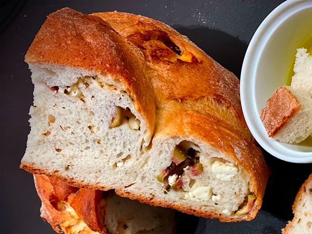 Řecký olivový chléb s fetou