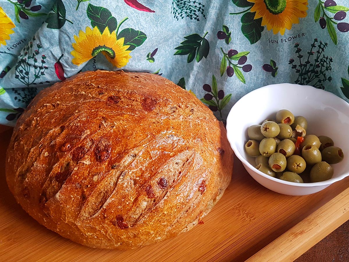 Chléb s olivami, parmezánem a oreganem