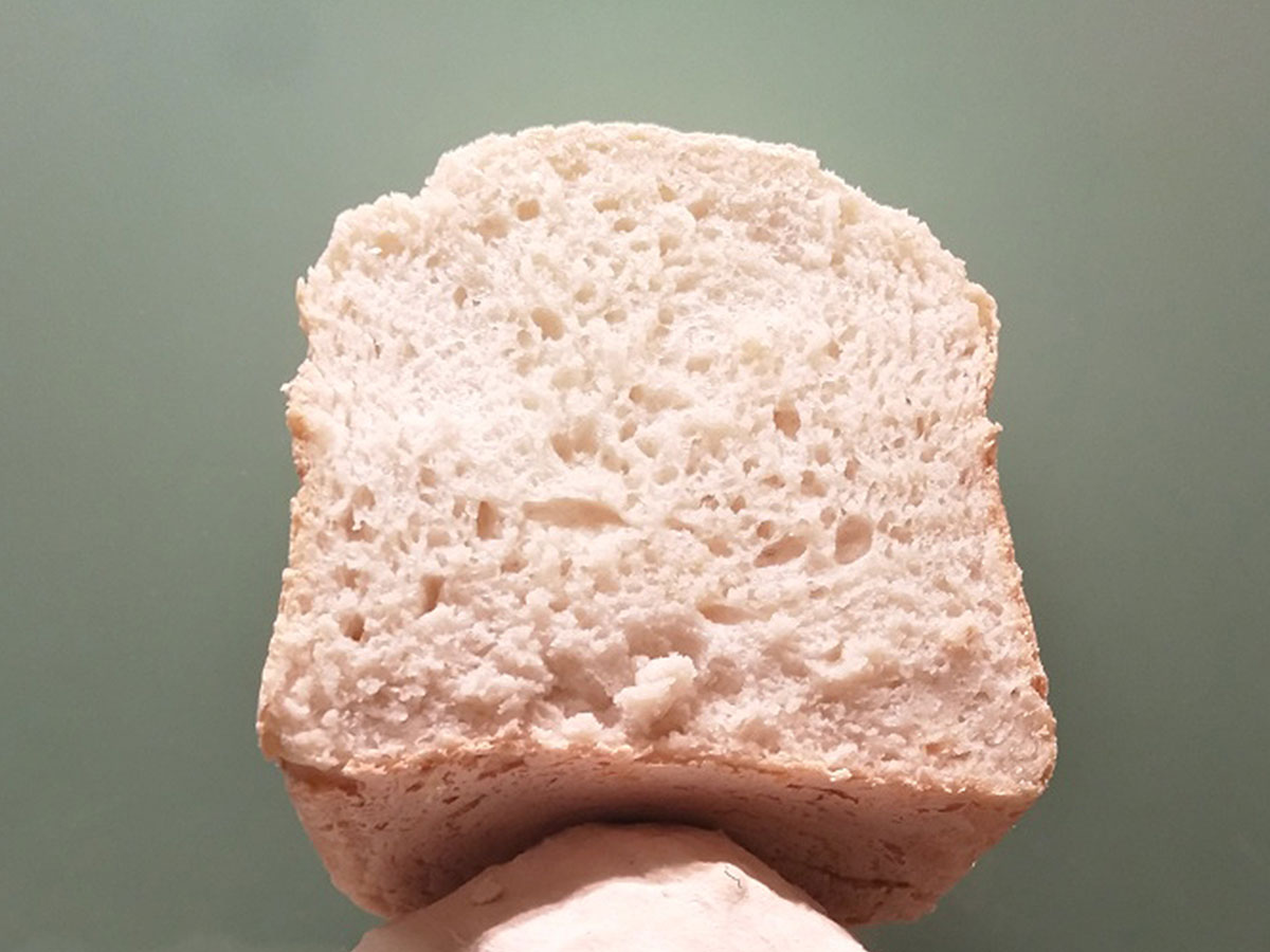 Bílý chléb z automatické pekárny